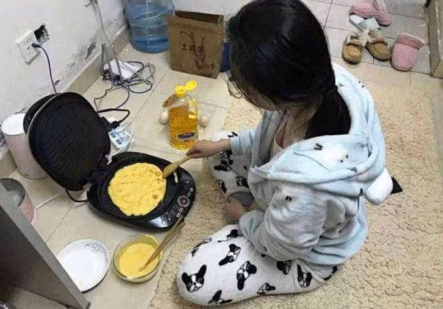 Khi là sinh viên, điều kiện nhà bếp eo hẹp trong căn phòng trọ nhỏ, đôi khi ký túc xá còn cấm nấu ăn thì việc sử dụng một cái nồi làm tất cả các món ăn được dịp phát huy.