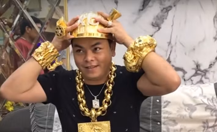 Sau đó, đại gia Phúc XO còn khiến nhiều người ngỡ ngàng khi khoe chiếc mũ dát vàng tương đương với 53 lượng và đính tên bằng 260 viên kim cương.