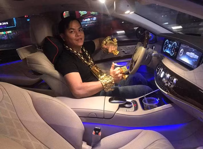 Không chỉ sở hữu những chiếc xe mạ vàng, Phúc XO còn khiến nhiều người chú ý bằng việc sở hữu khá nhiều siêu xe. Có cả những chiếc vô cùng hiếm trên thế giới.