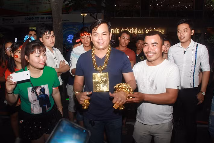 Trong dịp ra đường cùng theo dõi U23 Việt Nam thi đấu tại đường hoa Nguyễn Huệ, đại gia Phúc XO đã đeo tổng cộng 13 kg vàng trên người và đi theo là 3 - 5 vệ sĩ để bảo vệ.