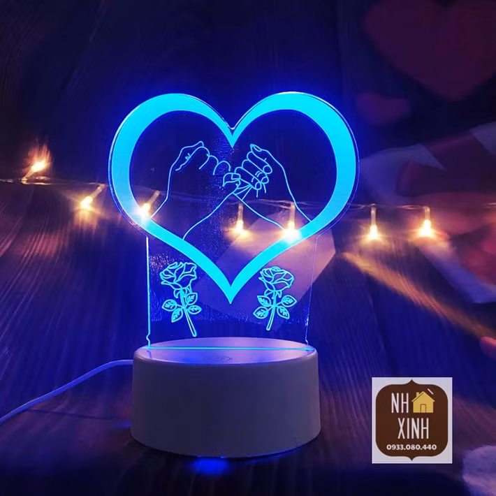 Nếu đối phương của bạn là người yêu thích công nghệ, thì những chiếc cốc phát sáng với nhiều hình thù ngộ nghĩnh bên trong quả là món quà đặc biệt trong ngày Valentine dành cho người đó. Không chỉ thỏa mãn về mặt công nghệ, món quà này còn giúp cho chủ nhân của chúng cảm thấy ấm lòng khi phát ra những tia sáng ấm áp.