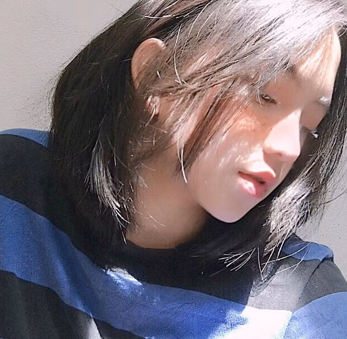 Gương mặt nhỏ nhắn, làn da trắng, đôi mắt nâu to và sống mũi cao, thẳng tắp, khi nhìn nghiêng cuốn hút lạ thường giúp nữ sinh Đà Lạt này trở nên nổi bật.