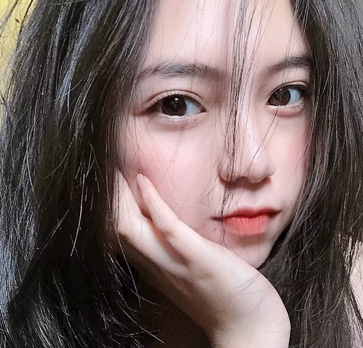 Sở hữu lượng fan kháđông trên mạng xã hội, Thanh Ngân chia sẻ: "Lúc đầu mình cảm thấy khá ngại vì bỗng dưng được nhiều người dành sự chú ý, bởi mình không phải là người nổi bật nhất ở trường vì xung quanh còn có nhiều bạn xinh và tài năng hơn nhiều.