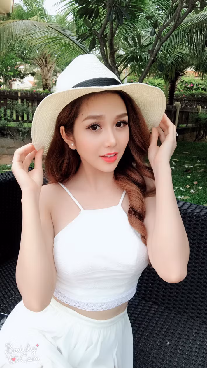 Ngoài diễn xuất và làm mẫu ảnh, Ny Saki còn là một trong những nữ DJ được nhiều người biết đến tại TP HCM. Hiện cô nàng có lượng người theo dõi khá lớn trên các mạng xã hội.