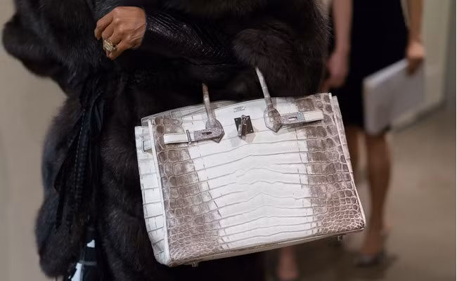 Mỗi chiếc túi Hermès Birkin được hoàn thành trong 48 giờ đồng hồ bởi một nghệ nhân.