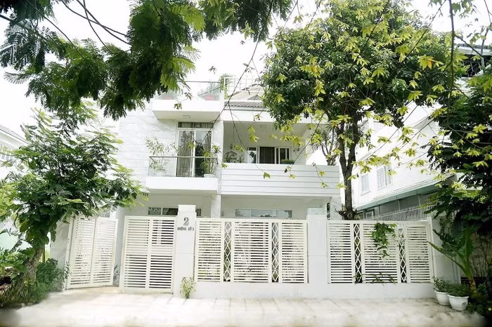 Nam MC Quyền Linh hiện đang sống cùng vợ con trong căn biệt thự lớn tại quận 7 (TP HCM). Ảnh: Người đưa tin