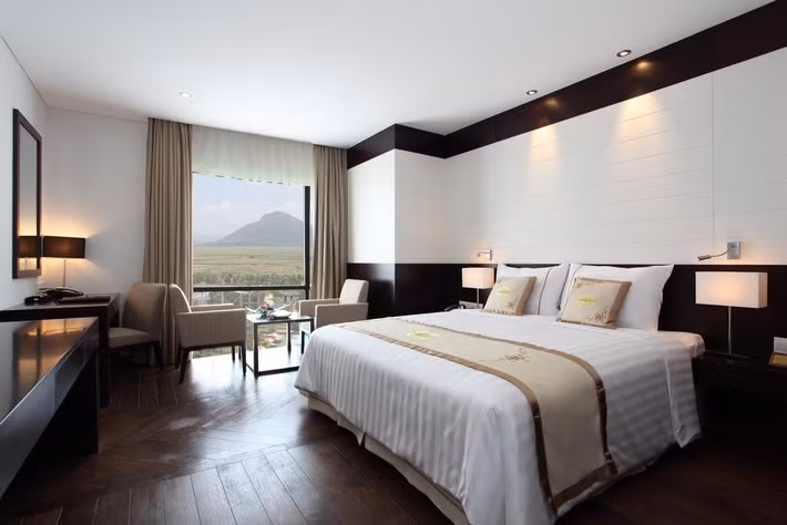 Phòng được trang trí theo tông màu trắng nhẹ nhàng với vài nét chấm phá nâu của vải cùng sắc đen của đồ nội thất.