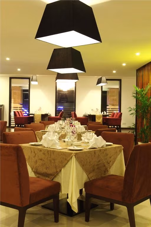 Nhà hàng trong khách sạn phục vụ ăn uống cả ngày với nhiều món ăn quốc tế và kiểu Á. Nguồn ảnh: Booking.