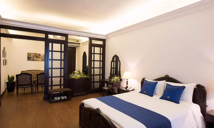 Khách sạn Hòa Bình có 103 phòng với đủ trang thiết bị hiện đại.