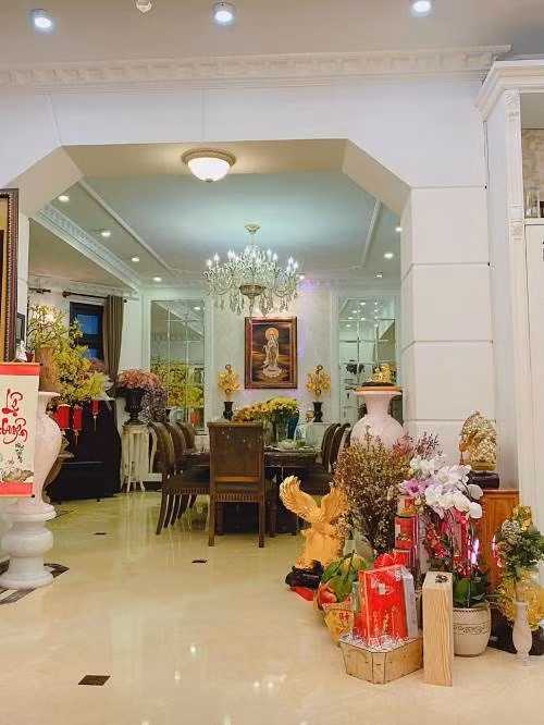 Bên trong nhà được trang trí theo phong cách cổ điển với gam màu nâu và trắng tạo cảm giác vừa ấm cúng.