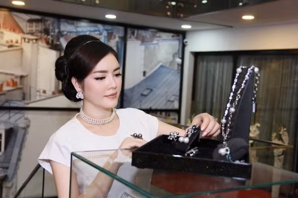 Cựu đại sứ du lịch còn mở cửa hàng thời trang cao cấp với diện tích hơn 600m2 giữa trung tâm TP.HCM. Nguồn lợi từ kinh doanh phần nào đã giúp cho Lý Nhã Kỳ có cuộc sống xa hoa, sang trọng.