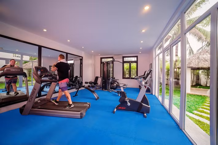 Phòng tập thể dục được trang bị máy móc hiện đại.