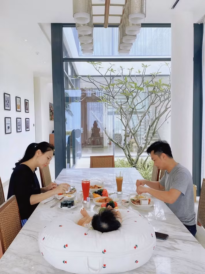 Phòng ăn rộng rãi với view hướng ra khu vườn. Ảnh: Đời sống pháp luật