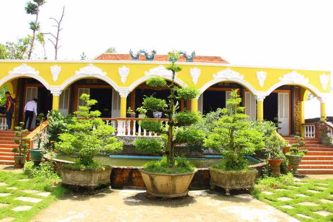 Để có căn nhà này, anh Tuấn phải mua 1 căn nhà cổ ở tỉnh Tiền Giang và một số ngôi nhà khác, sau đó thuê thợ có tiếng ráp lại thành 1 căn nhà cổ hoàn chỉnh. Ảnh: Nlđ