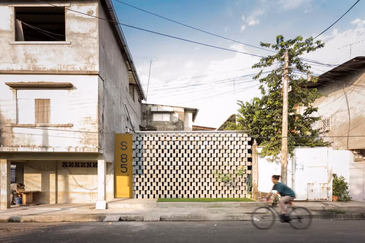 Nằm trên khu đất 7x10m ở Babahoyo (Ecuador), House Between Blocks là ngôi nhà 1 tầng xây bằng những khối bê tông thô mộc.