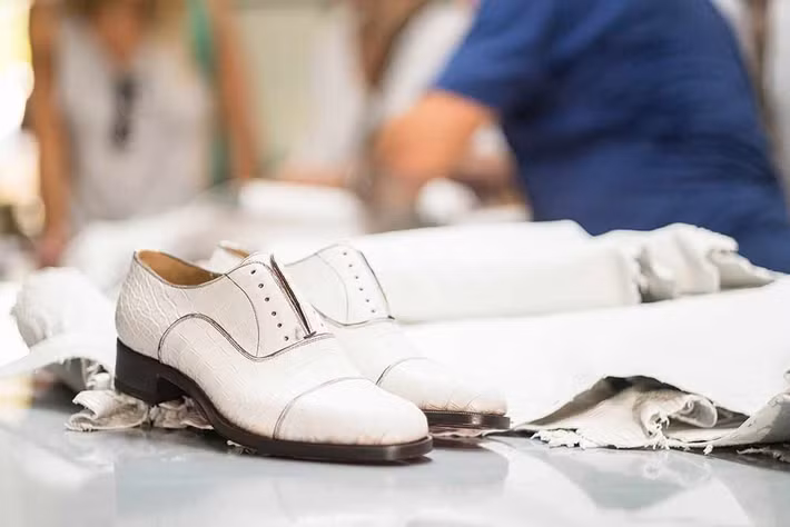 Mọi công đoạn sản xuất giày Louboutin hoàn toàn thực hiện bằng tay và bao gồm tối thiểu 30 bước.