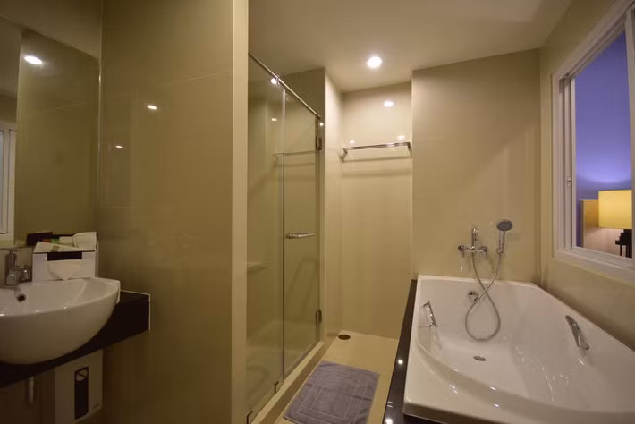 Phòng tắm được trang bị nội thất hiện đại. Ảnh: Booking.