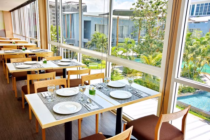 Khu vực nhà hàng trong khách sạn cũng được có view nhìn ra bể bơi. Ảnh: Booking.