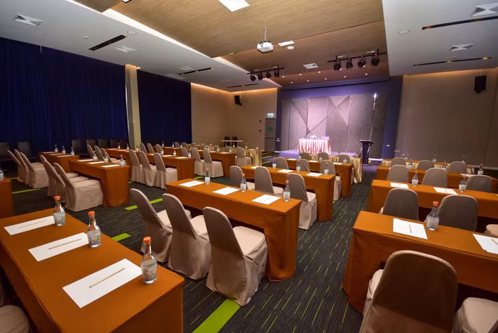 Hội trường tổ chức sực kiện có sức chứa tới 350 người. Ảnh: Booking.