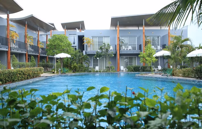 Ngoài ra, du khách còn có thể đi dạo trong khu vườn hoặc thư giãn bên hồ bơi. Ảnh: Booking.