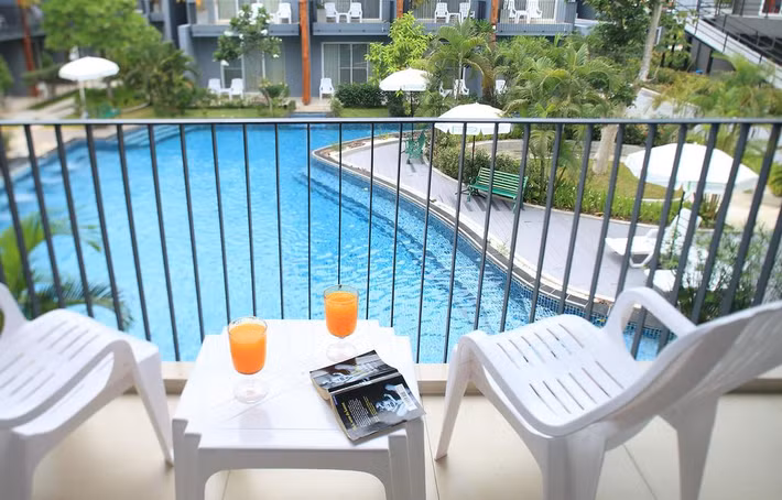 Ban công ngắm cảnh khuôn viên khách sạn tuyệt đẹp. Ảnh: Booking.