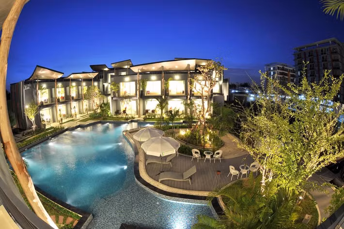 Đây là khách sạn 4 sao có hồ bơi ngoài trời và các phòng nghỉ thoải mái với ban công riêng. Ảnh: Booking.