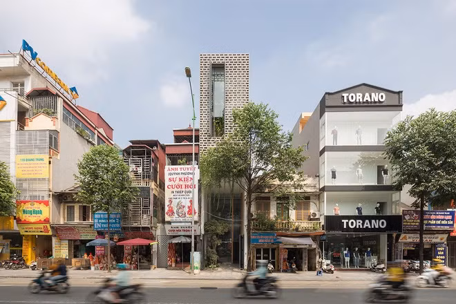 CH House là một ngôi nhà rộng 220 m2 nằm ngay sát mặt đường lớn sầm uất tại quận Hà Đông (Hà Nội).