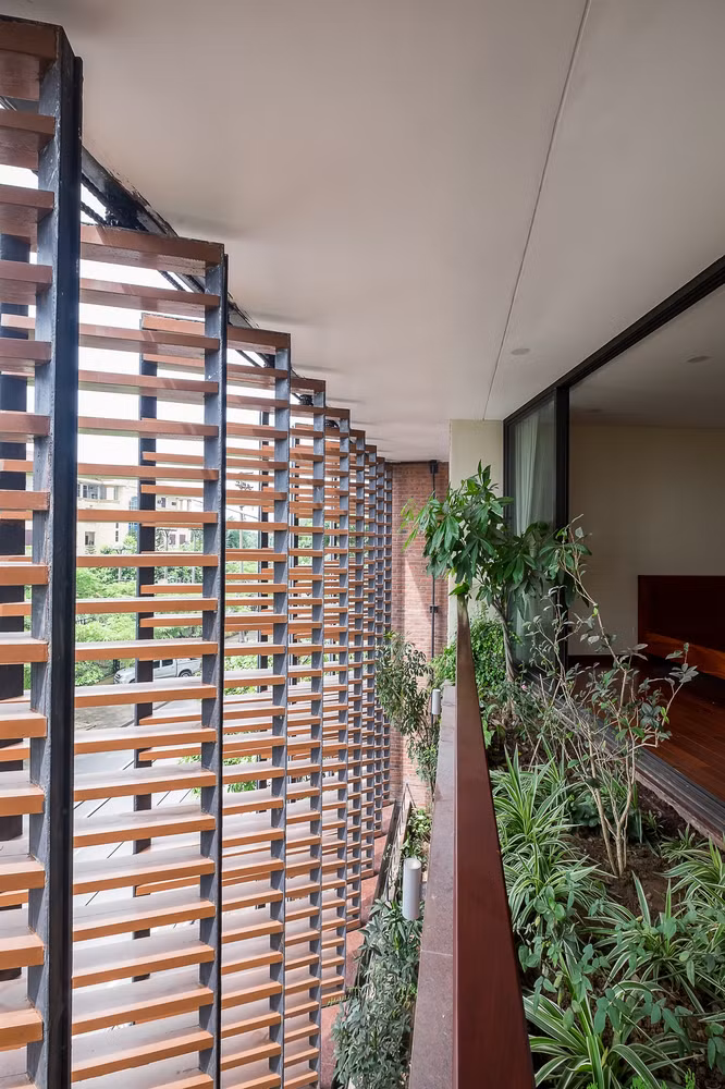 Hệ thống cửa đóng mở linh hoạt, ngôi nhà giống như một vật thể "sống", biết "hít thở".