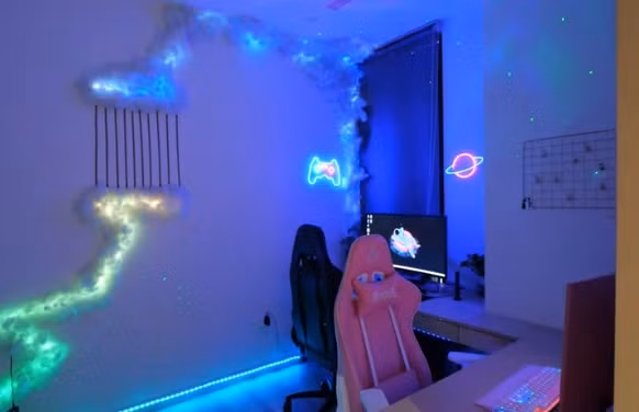 Đặc biệt, đằng sau tủ sách là phòng gaming dành riêng cho vợ chồng gia chủ. Ảnh chụp màn hình NhaF