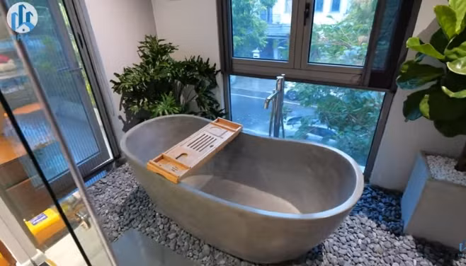 Phòng tắm trải sỏi thực sự mang đến cảm giác chữa lành. Ảnh chụp màn hình NhaF