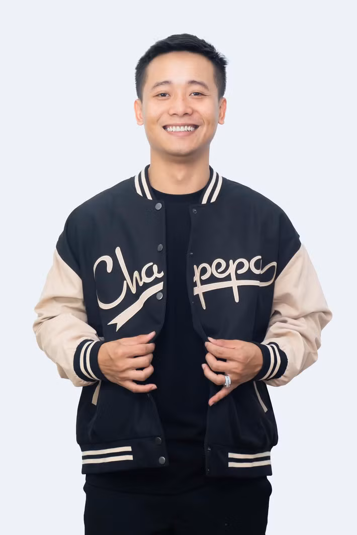 Không chỉ kiếm tiền từ YouTube, Quang Linh Vlogs còn sở hữu thương hiệu thời trang riêng. Anh chàng thường livestream bán áo thun, áo hoodie trên các sàn thương mại. Ảnh: FBNV