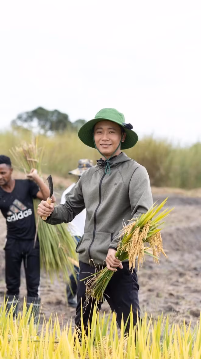 Thống kê từ Social Blade cho thấy, ước tính doanh thu mỗi tháng từ kênh YouTube có thể mang về cho Quang Linh Vlogs số tiền từ 8.000 - 128.600 USD/tháng tương đương 192 triệu đồng đến hơn 3 tỷ đồng. Ảnh: FBNV