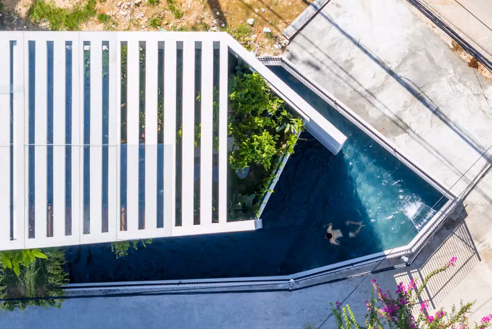 Tọa lạc tại thành phố Nha Trang, SkyGarden House xây dựng trên diện tích 100 m2, đặt trên mảnh đất không thực sự vuông vức cũng là một khó khăn trong quá trình thiết kế. Ảnh: Hiroyuki Oki