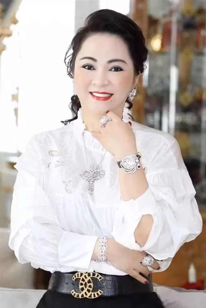 Trong khi đó, những viên nhỏ hơn và vòng tay thì không biết bao nhiêu. Ảnh: FBNV