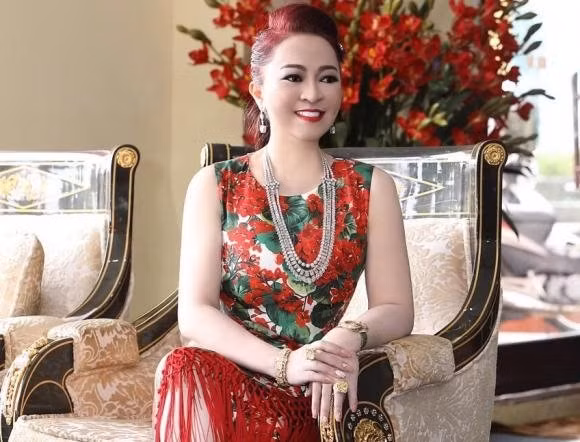Bà Phương Hằng từng tiết lộ, bản thân có khoảng 20 - 30 viên kim cương cỡ bự 45 carat, dây chuyền cũng là kim cương cỡ 300 carat. Ảnh: FBNV