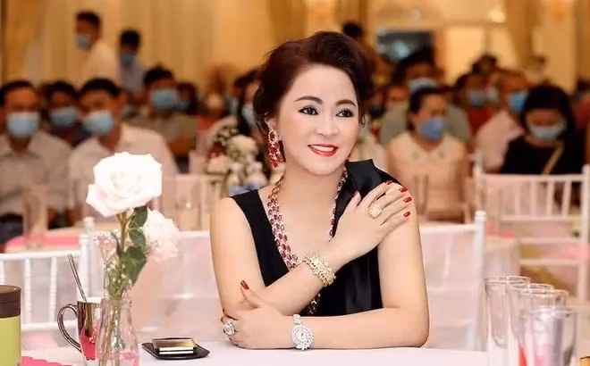 Nữ đại gia cho biết mình chơi kim cương... theo ký, tính bằng mâm chứ không phải bằng viên nữa. Ảnh: FBNV