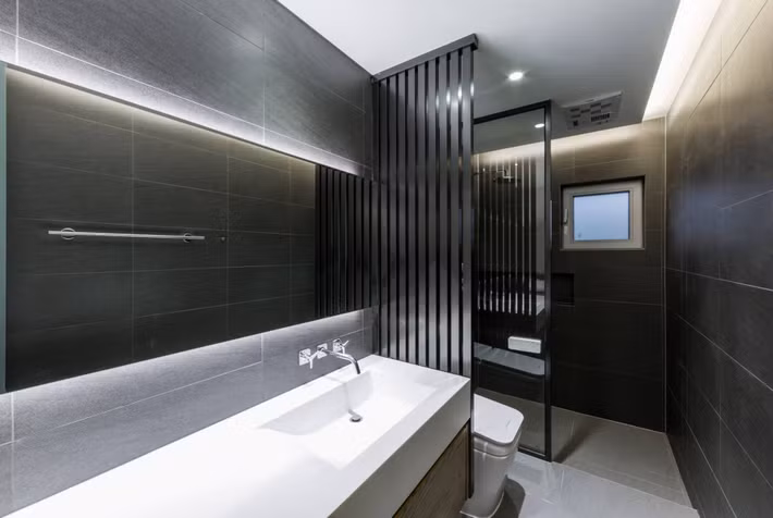 Nội thất hiện đại trong phòng tắm.