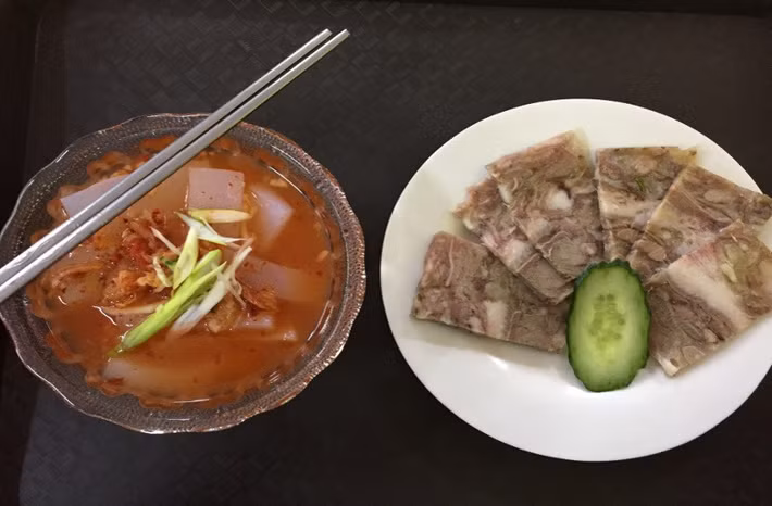 Trên tầng 3 còn có một khu ẩm thực Kwangbok nổi tiếng. Ảnh: Youngpioneertours.