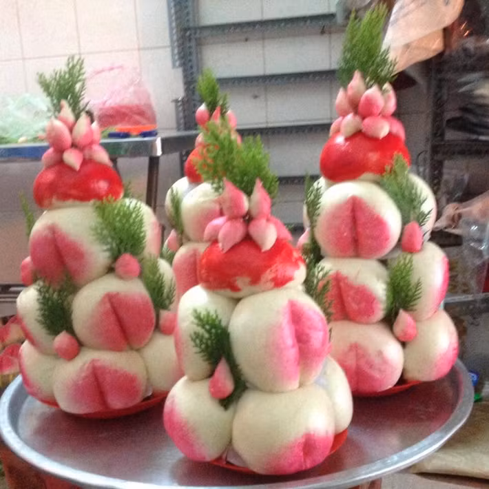 Loại bánh bao này có hình dáng giống hệt quả đào tiên. Bên trong lớp vỏ bánh là nhân đỗ xanh, sen nhuyễn hoặc không nhân. Ảnh: FB Bánh Mứt Bến Tre.