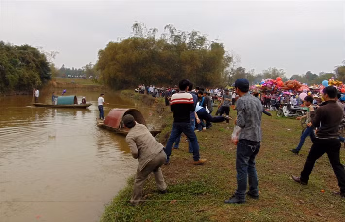 Đặc biệt, các loại hoa quả như cà chua, táo, ổi... là mặt hàng không thể thiếu. Đây chính là "vũ khí" cho các nam thanh, nữ tú dùng "choảng nhau" cầu may cho năm mới. Ảnh: Lao động.