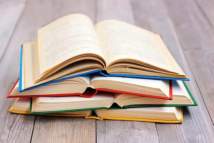 Lý do là bạn vừa phải trả tiền cho tác giả của cuốn sách, mà phần lớn nhất thuộc về nhà xuất bản - đơn vị đã đầu tư tiền cho việc mua bản quyền, chỉnh sửa, dịch, quảng bá trên thị trường.
