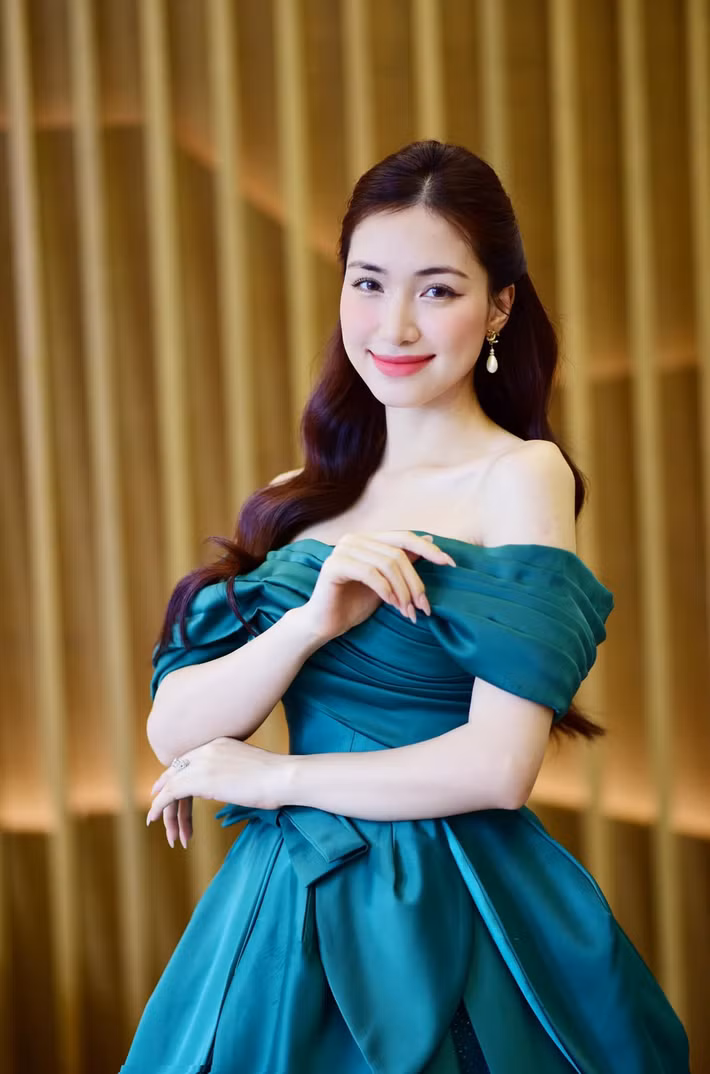 Thời gian gần đây, Hoà Minzy không chỉ xuất hiện trên sân khấu, các gameshow truyền hình, mà còn "chiếm sóng" livestream bán hàng. Ảnh: FBNV