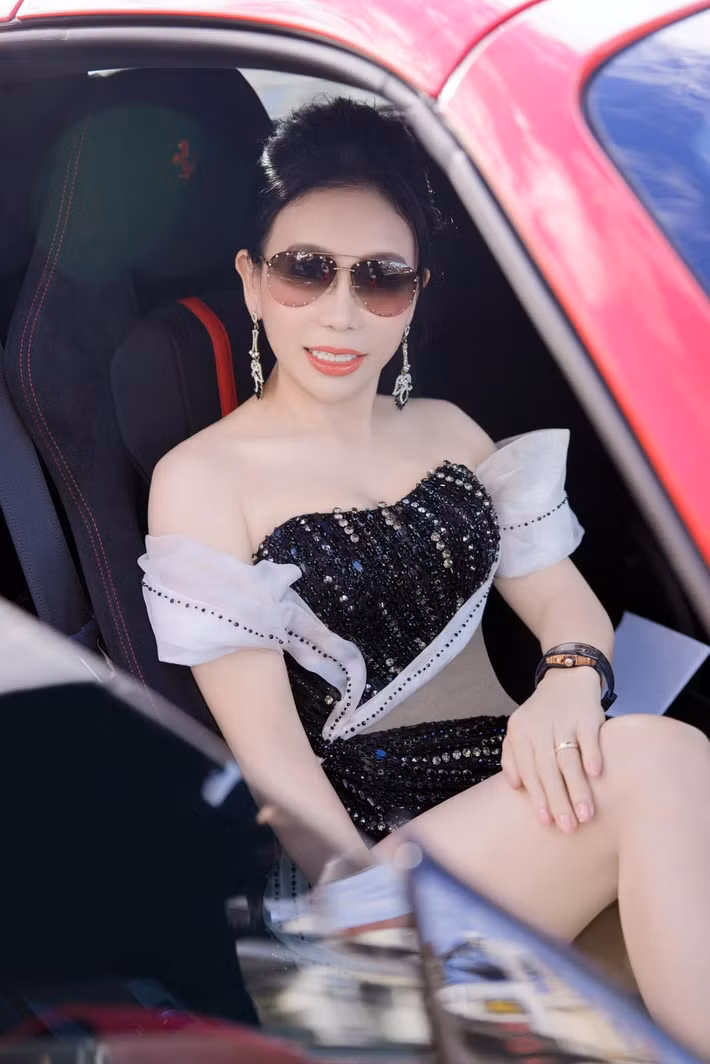 Sau này, cơ duyên được gặp vị khách làm nghề tóc giúp bà Mai bén duyên với nghề này. Ảnh: FB Mai Lisa