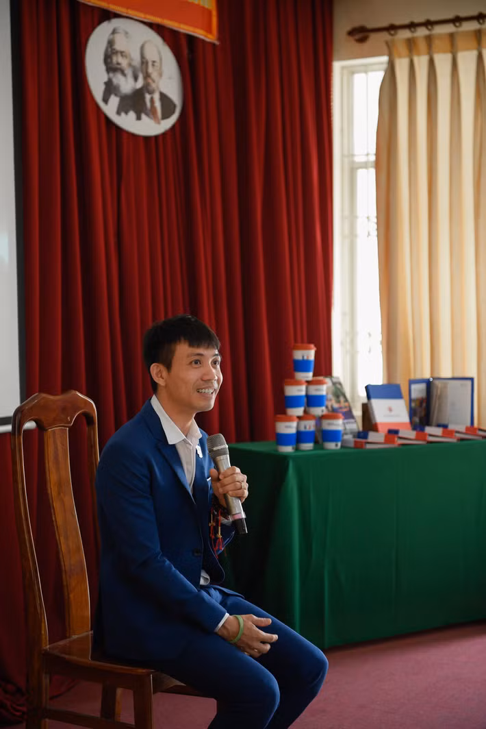 Doanh nhân Minh Nhựa khẳng định dù sau đó đã thử nhiều vị trí khác nhau nhưng trải nghiệm đầu tiên không bao giờ quên được. Chính sự bỡ ngỡ năm ấy đã giúp tăng thêm thấu hiểu với các nhân viên khi đứng ở vị trí của mọi người.