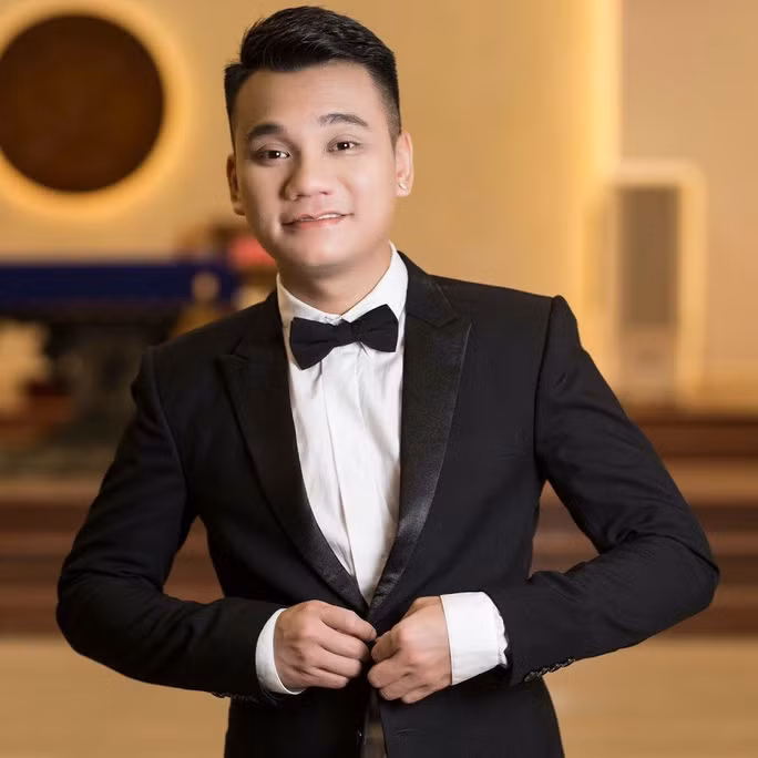 Khuya 1/7, Cao Thái Sơn lên tiếng về việc hát ca khúc Khắc Việt không vi phạm bản quyền. Ngay lập tức, nhạc sĩ Khắc Việt khẳng định từ trước đến nay, Cao Thái Sơn sử dụng bài của mình hát chùa đi kiếm tiền và không chịu gia hạn hợp đồng. Ảnh: Người lao động