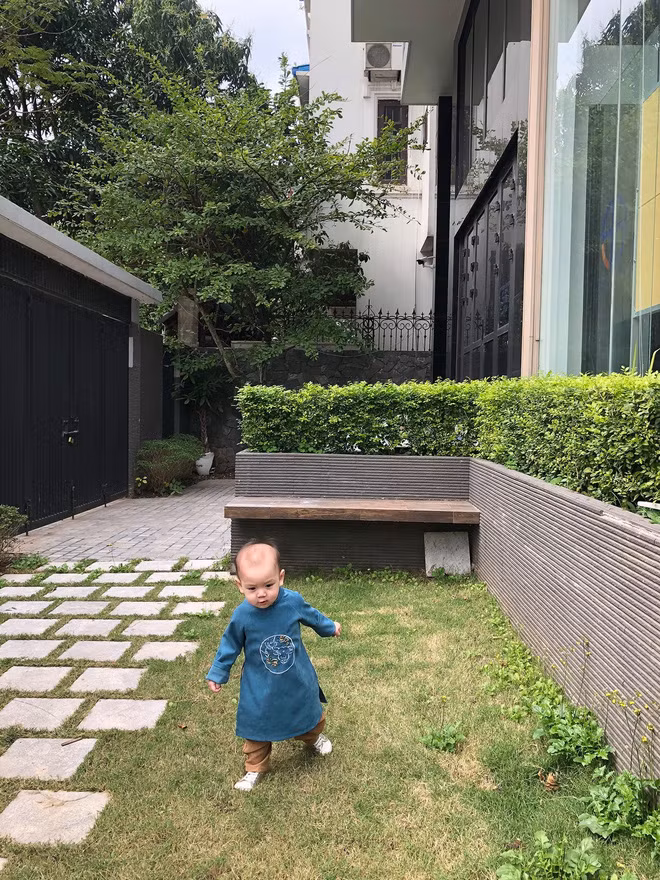 Xung quanh nhà là khu sân vườn tuy không quá rộng nhưng có quy hoạch gọn gàng, cây cối cắt tỉa đơn giản.