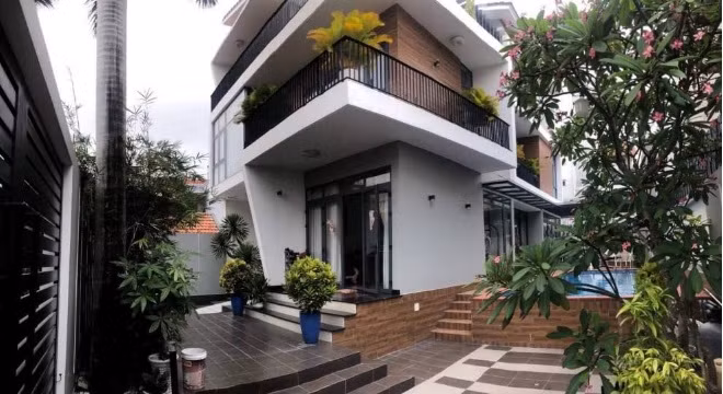 Người đẹp hiện sống cùng ông xã và 2 con nhỏ trong biệt thự triệu đô tọa lạc tại Thảo Điền, TP. Thủ Đức. Ngoài các không gian chức năng sang chảnh, biệt thự của Tăng Thanh Hà còn có khu vườn nhỏ xinh.