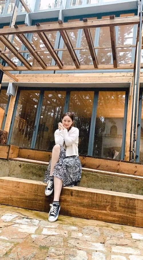 Biệt thự gỗ của vợ chồng Phan Như Thảo nằm trên thổ đất rộng rãi ngay con dốc dẫn lên đồi thông. Ảnh: FBNV.