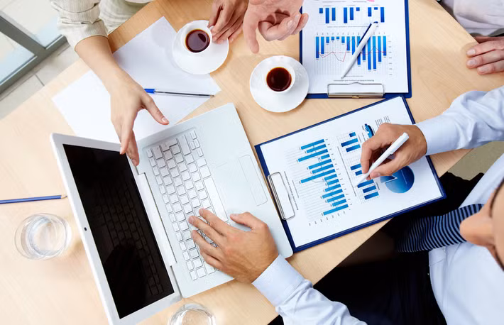 Cũng như giám đốc bán hàng, một giám đốc tài chính có mức lương trung bình từ 76.000 USD - 146.000 USD. Tuy nhiên, công việc này còn có nhiều khoản thu khác ngoài lương.