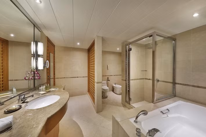 Phòng tắm sang trong với nội thất hiện đại. Ảnh: Booking.